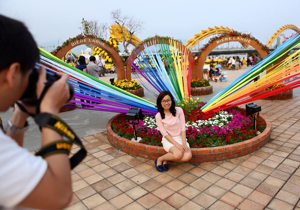 Mùa xuân là mùa của muôn hoa đua nở, mùa của sắc màu tươi thắm sẽ được minh họa qua tiểu cảnh “Cầu vồng khoe sắc”.