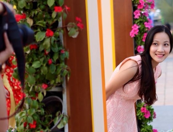 Gioi tre ru nhau chup anh duong hoa Alice o xu so than tien hinh anh