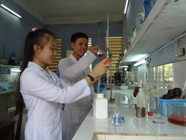 Hồ Phước Điệp và bạn nghiên cứu trong phòng thí nghiệm.