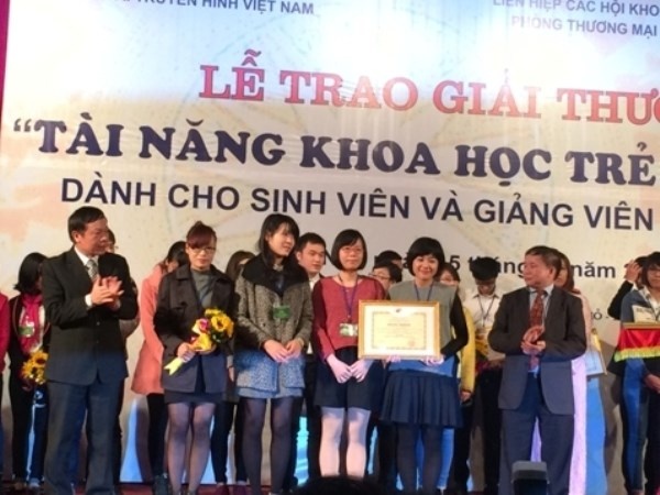 Nguyệt Minh cùng các thành viên trong nhóm nhận bằng khen của Bộ GD-ĐT.