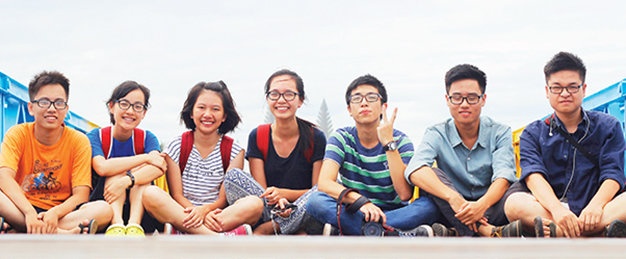Trần Ngọc Phương Minh (giữa) và sáu bạn trẻ trong nhóm.