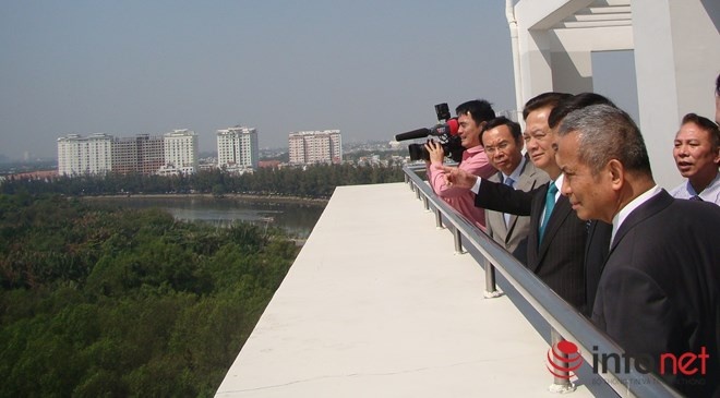 Thủ tướng Nguyễn Tấn Dũng thăm trường ĐH Tôn Đức Thắng.