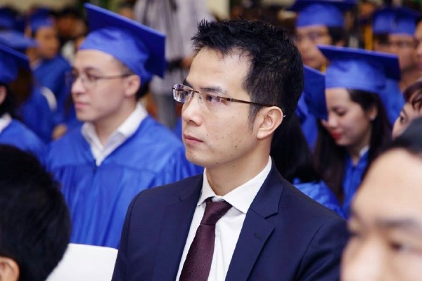 TS trẻ trong buổi lễ tốt nghiệp sinh viên của trường.