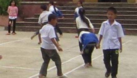 Học sinh Trường Tiểu học Lâm Xa, huyện Bá Thước, tỉnh Thanh Hóa trong giờ ra chơi