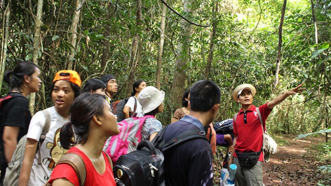 Nguyễn Đình Hiếu (bìa phải) hướng dẫn nhóm bạn trẻ Việt Nam trong một chuyến trekking.