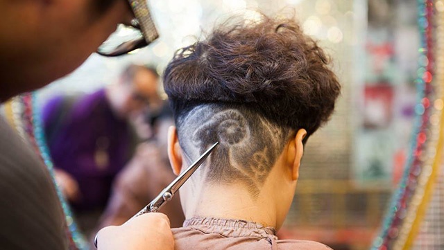 Mái tóc được thiết kế độc đáo.