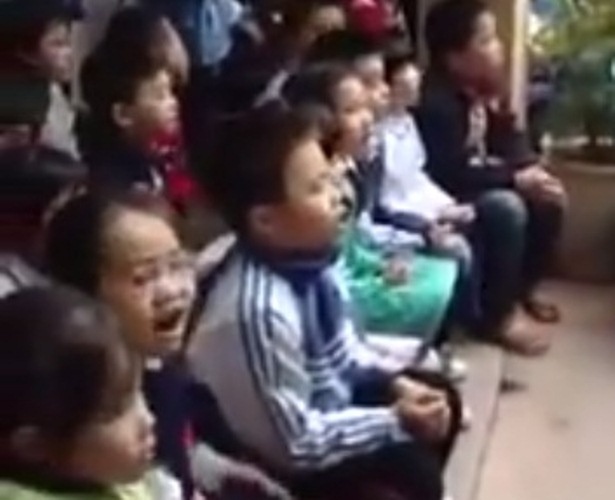 Hang tram tre tieu hoc dong thanh hat ‘Chac ai do se ve’ hinh anh