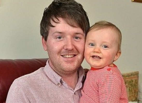 Chang trai dong tinh duoc me ruot 'sinh con' cho minh hinh anh