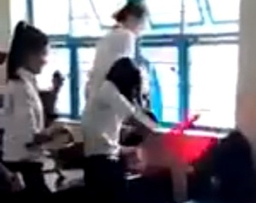 Clip nu sinh danh ban hoi dong tai Tra Vinh hinh anh