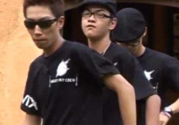 Clip nhay hip hop, popping tren nen nhac xam hinh anh