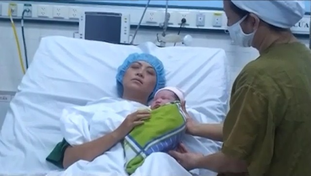 Người vào vai sản phụ T.T.N khiến bao người rơi lệ chính là nữ nhà báo Thanh Hà thuộc truyền hình AVG.