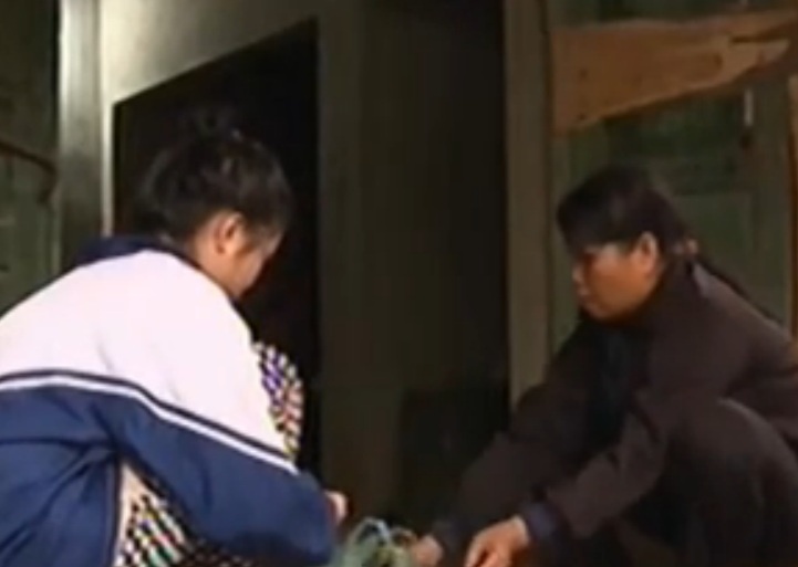 Clip nu sinh khong noi duoc vi bi ban danh hinh anh