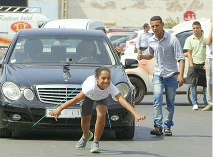 Co gai dung toc keo oto 1,5 tan hinh anh