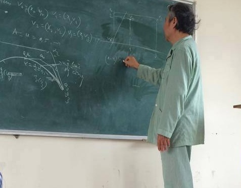 Khoác trên người bộ quần áo bệnh nhân, thầy khiến ngàn sinh viên xúc động.