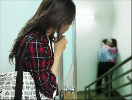 Con gai xin bo dung ngoai tinh tren song truc tiep hinh anh