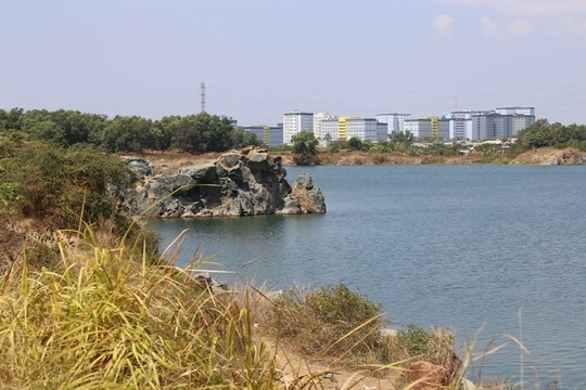 Cảnh quang Hồ Đá chỗ Phương thiệt mạng cảnh quang rất đẹp.