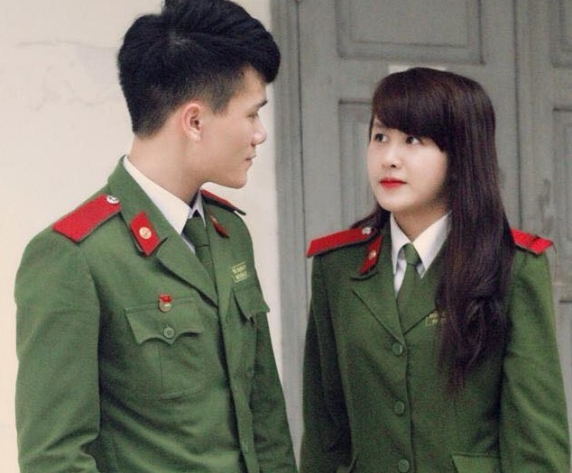 Kiệt và Chi trong đồng phục của trường.