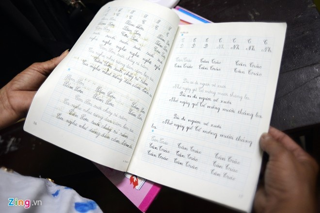 Cậu bé viết chữ rất đẹp.