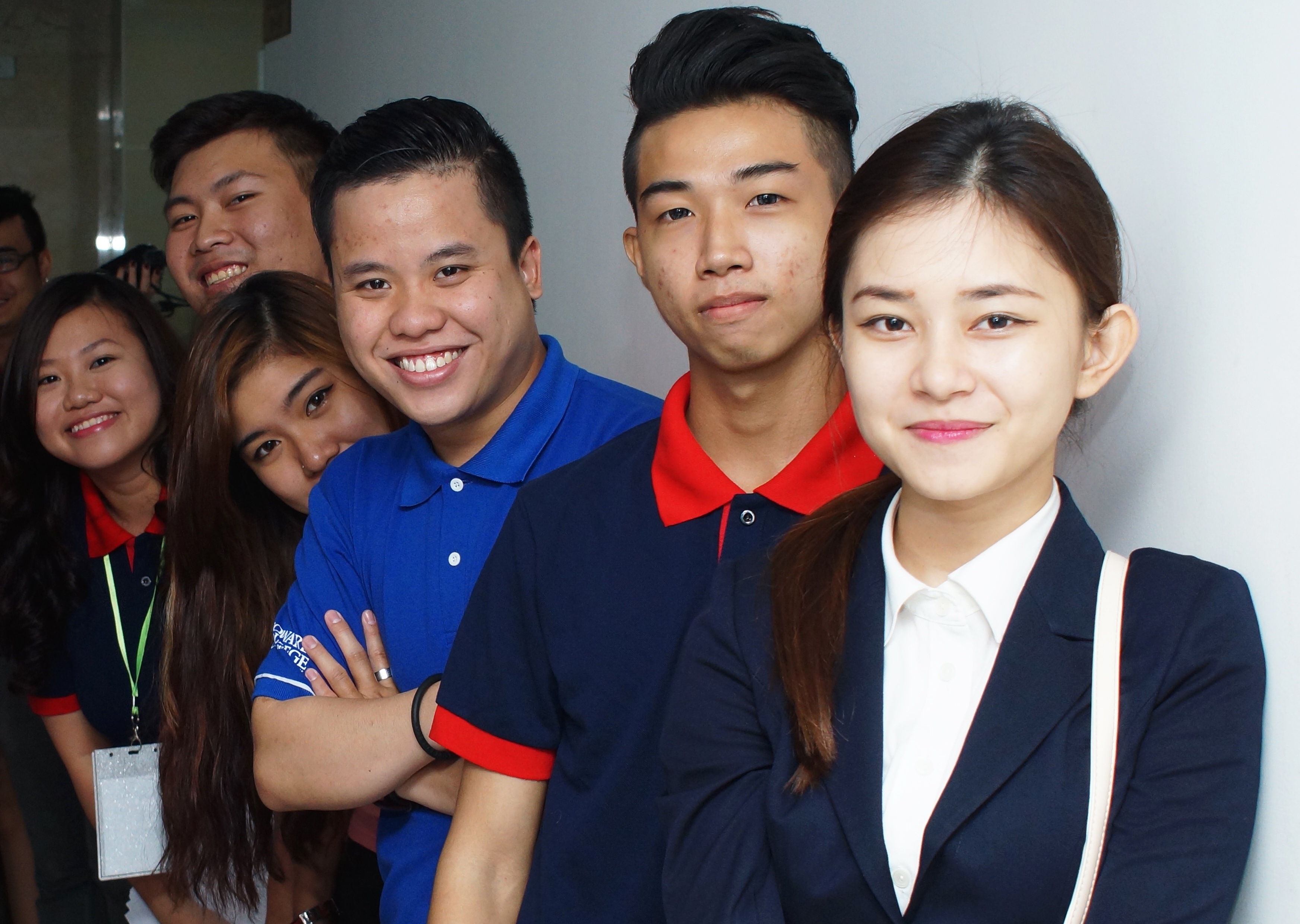 Kim Thảo (đứng đầu) - nữ sinh trường CĐ Nghề Việt Mỹ.