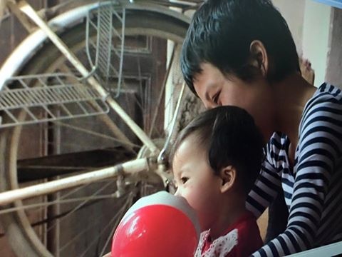 Clip nguoi me ung thu hi sinh doi mat de cuu con hinh anh