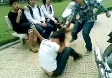 Truong hoc lap camera chong bao luc hinh anh