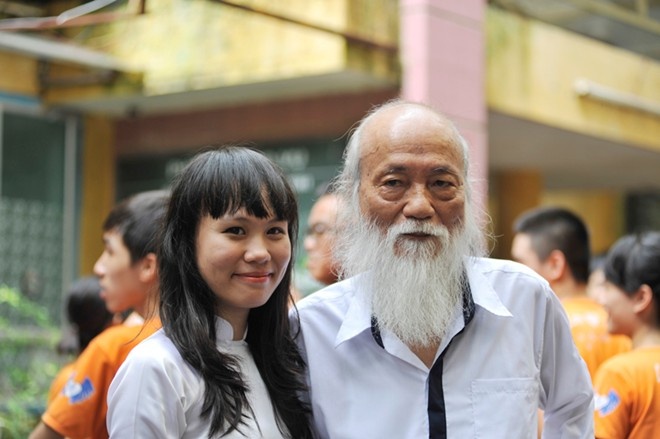 PGS Văn Như Cương và học trò.