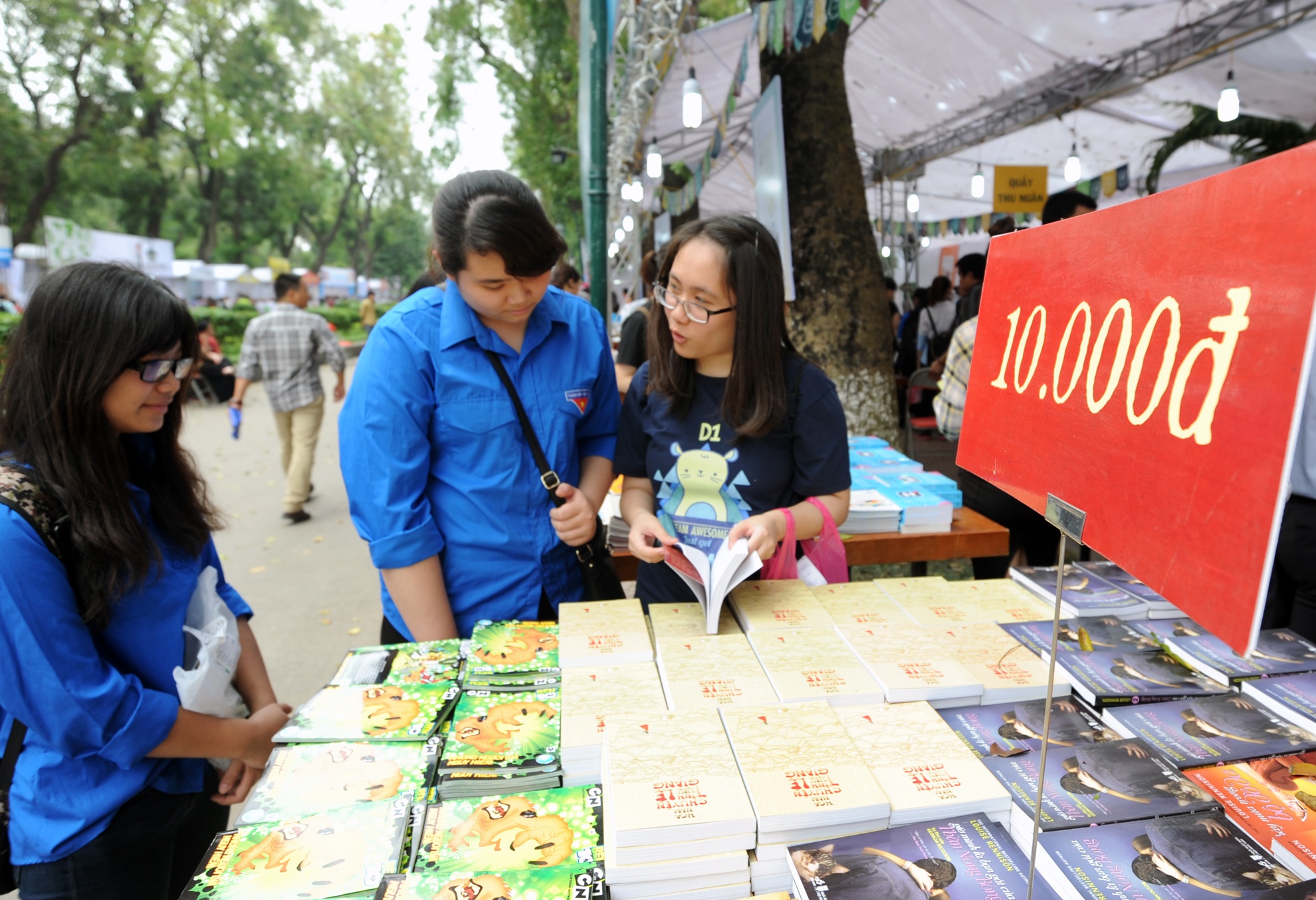 Sach 10.000 dong hut khach trong ngay dau hoi sach hinh anh