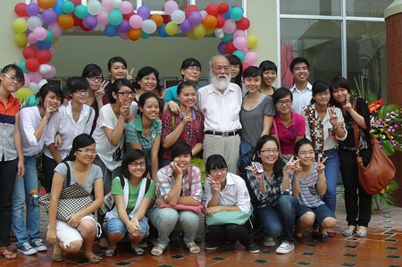 PGS Văn Như Cương cùng học sinh.