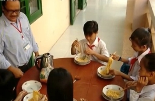 Thay hieu truong nau mi cho hoc tro len 'Dieu uoc thu 7' hinh anh