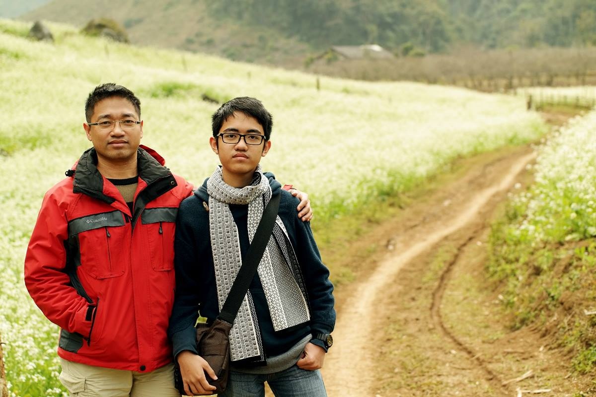 Quang Minh cùng bố trong chuyến đi kết hợp từ thiện ở Sơn La.