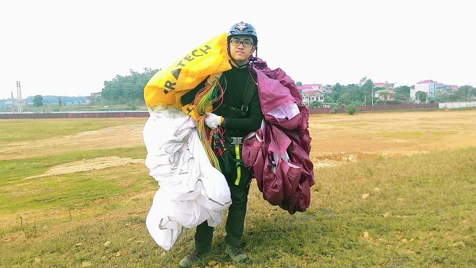 Chàng trai 16 tuổi và thú chơi dù lượn.