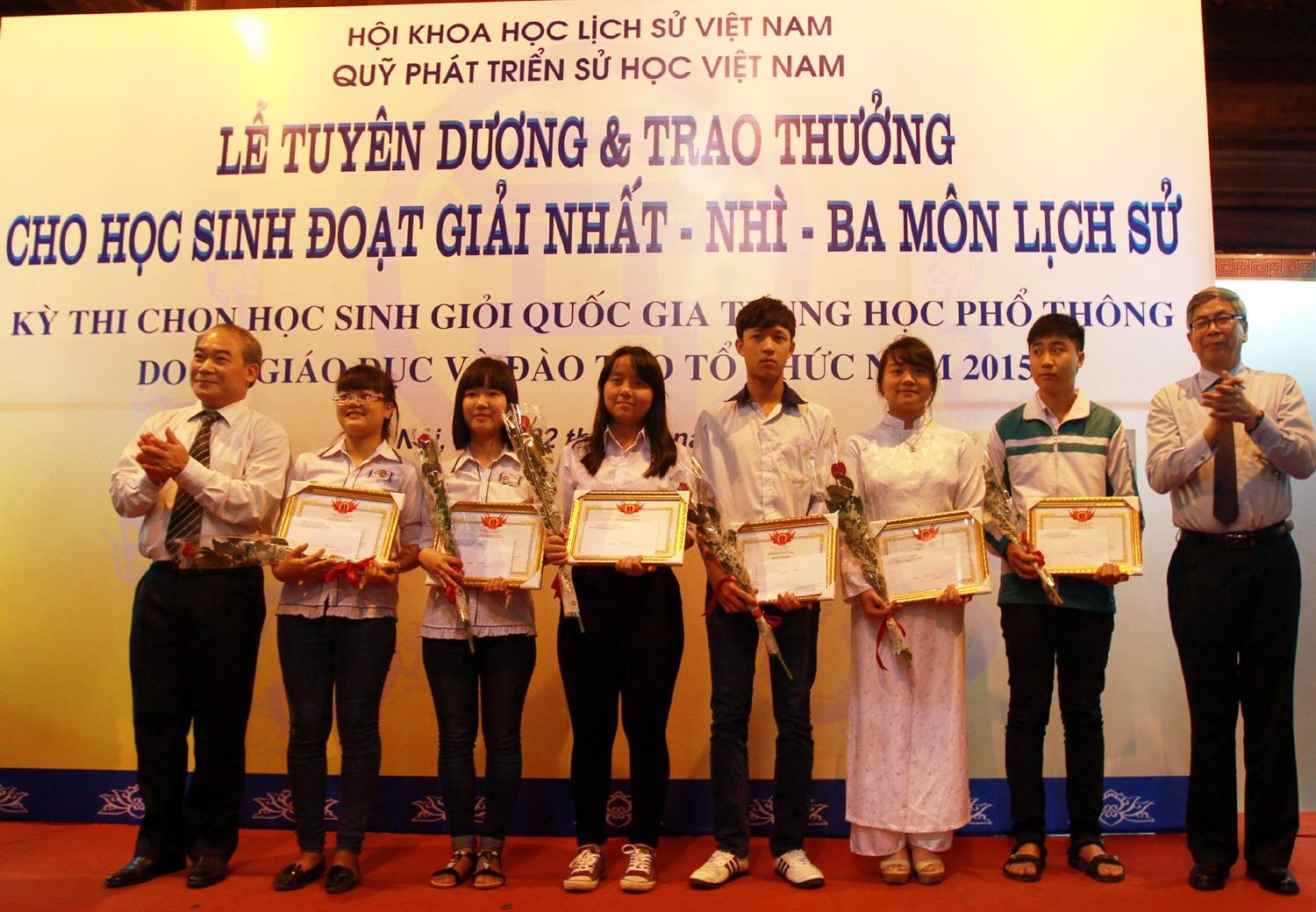 Vinh danh 130 hoc sinh gioi quoc gia mon Lich su hinh anh