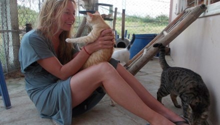 Nguoi phu nu My nhan cho meo, heo ga lam… con nuoi hinh anh