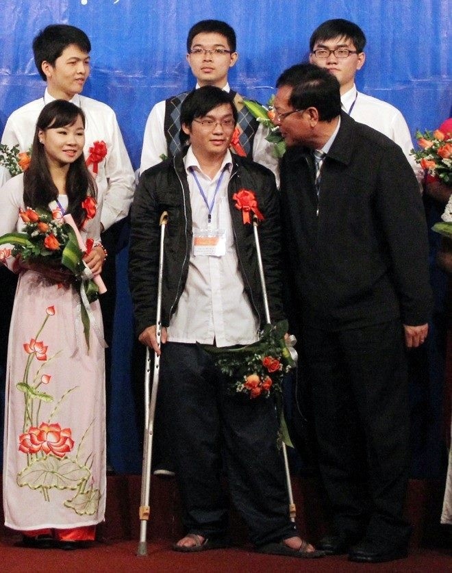 Đỗ Duy Hiếu được Bộ trưởng GD&ĐT tặng hoa khen ngợi.