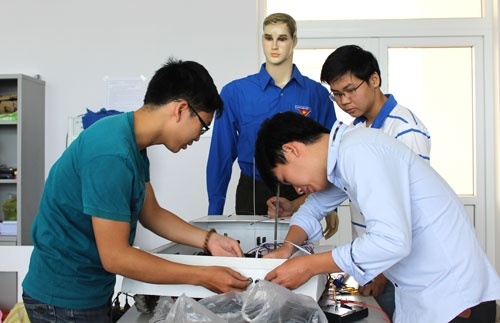 Nhóm của Tín, Tùng và Nghĩa đang sửa lại một số lỗi của robot dẫn đường.