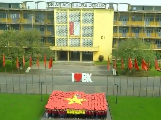 Clip DH Bach khoa Ha Noi nhin tu camera bay hinh anh