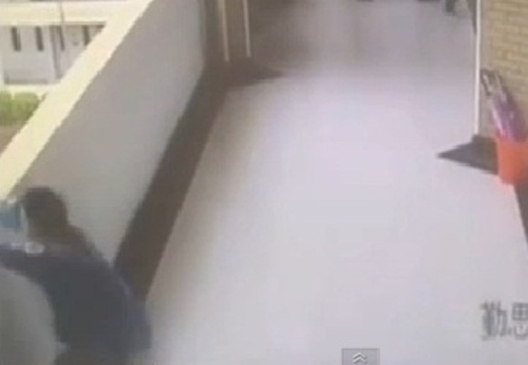 Clip hoc sinh nhay tu ban cong tang 4 xuong hinh anh