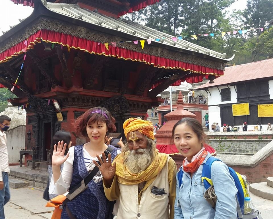 Diễm Chi (ngoài cùng, bên phải) trong những ngày đầu tại Nepal.