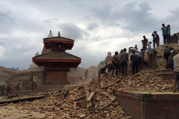 Diễm Chi chia sẻ hình ảnh sự tàn phá khốc liệt tại Nepal.