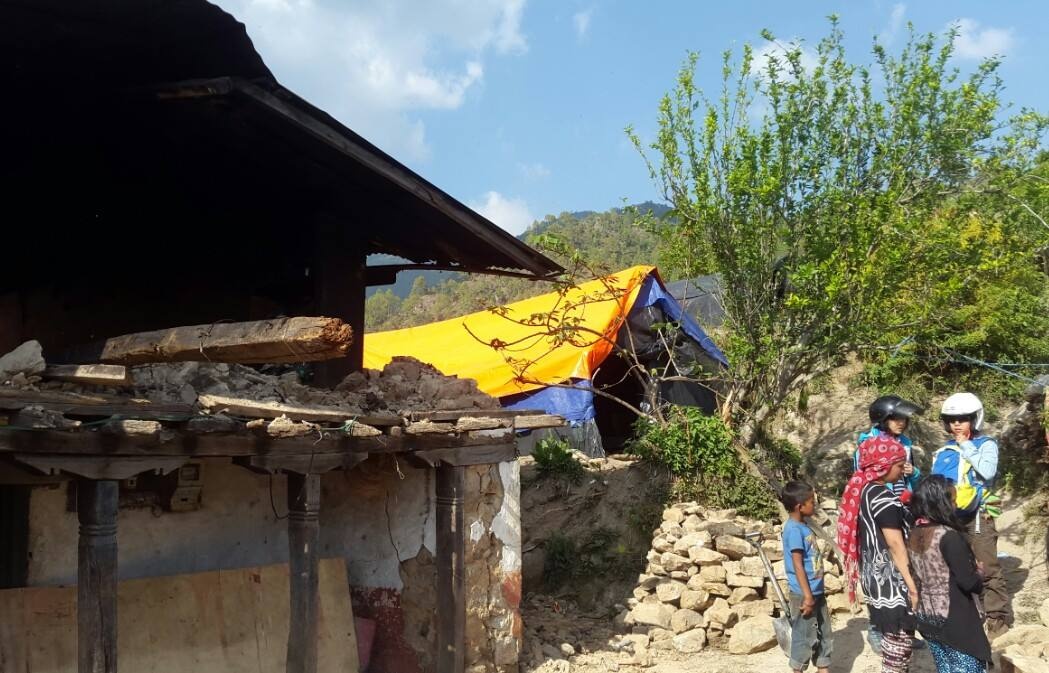 Con người Nepal sau động đất.