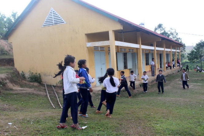 Một điểm trường thuộc phân hiệu tiểu học B, xã Lộc Bảo, huyện Bảo Lâm chỉ ba phòng học nhưng có tới hai nhà vệ sinh, đầu tư 465 triệu đồng nhưng không dùng được vì  không có nước.