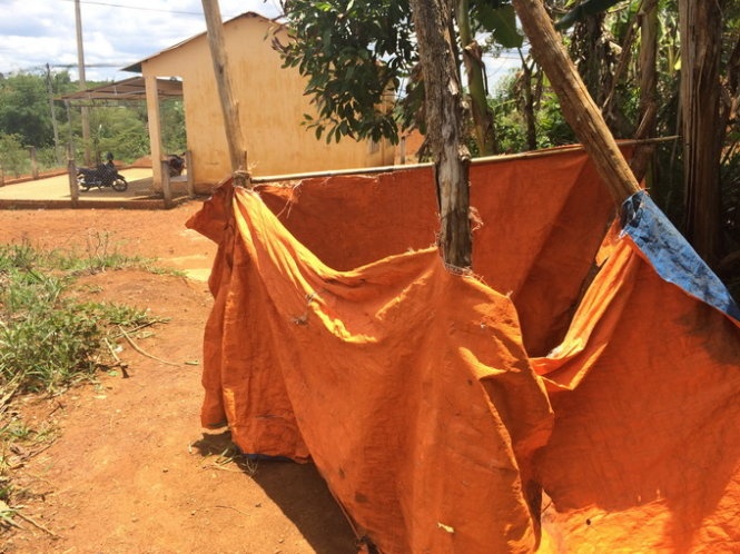 Truong hoc khong co nha ve sinh hinh anh