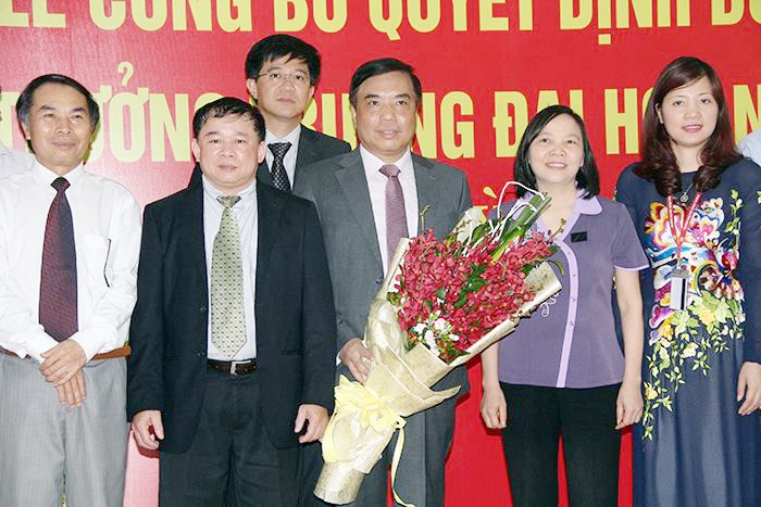 Vu truong dai hoc lam hieu truong truong Ngoai thuong hinh anh