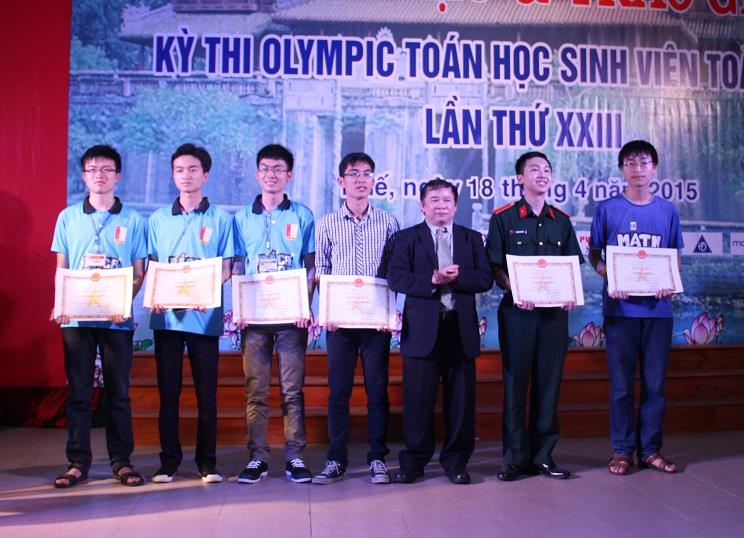 Thứ trưởng Bộ GD&ĐT Bùi Văn Ga trao Bằng khen cho 6 sinh viên đoạt giải đặc biệt.