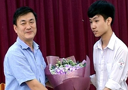 Phó Chủ tịch UBND tỉnh Nghệ An Nguyễn Chiến Thắng tặng quà học sinh Trần Quang Huy được dự thi Olympic Vật lý châu Á.