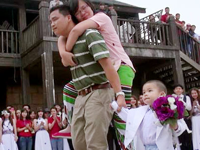 Nguoi chong cong vo di khap the gian gay xuc dong hinh anh