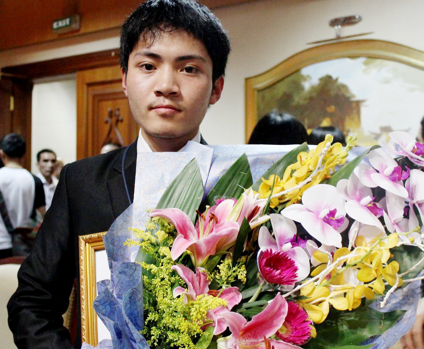 Ngọc Khánh trở về Việt Nam trong sự đón tiếp 