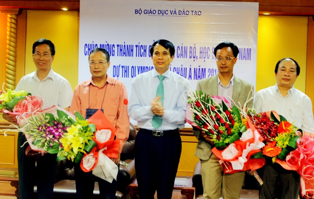 Những giáo viên luôn sát cánh cùng học trò trong ngày tháng ôn luyện và cả kỳ thi.