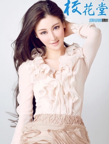 Mạnh Hy Dao, người gốc Sơn Đông, tốt nghiệp Học viện Hý kịch trung ương. Có chiều cao 1m73, thân hình gợi cảm, Mạnh Hy Dao trở thành người đẹp trong lòng nhiều nam sinh, được mời đóng một số tác phẩm điện ảnh và truyền hình.