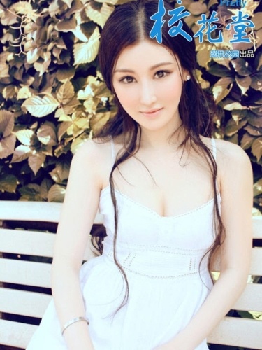 Mạnh Hy Dao khoe nét đẹp quyến rũ với mái tóc dài gợn sóng. 